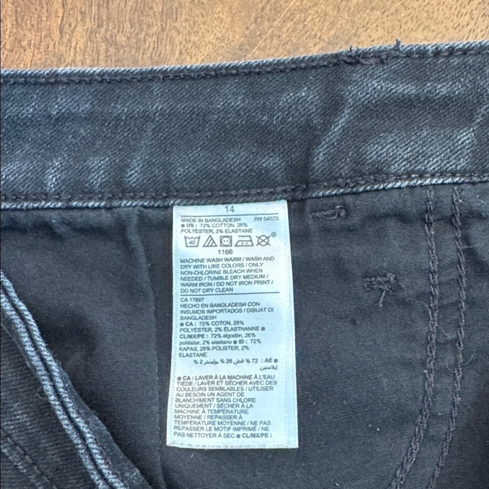 Old Navy Black Jean High Rise Secret Slim Pockets Raw Hem Shorts Size 14 - Picture 7 of 7